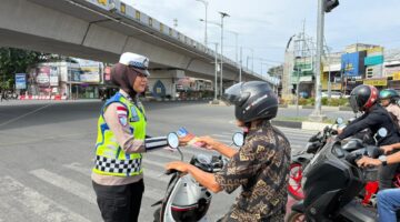 Satgas Preemtif Operasi Keselamatan Seulawah 2026 Edukasi Masyarakat Tertib Berlalu Lintas Melalui Pembagian Brosur