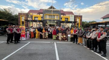 Kapolres Aceh Tenggara Bersama PJU Bagikan Takjil kepada Tukang Becak dalam Rangka HUT Korps Sabhara ke-74